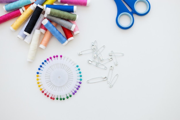 Kolorowe nici ułożone w kółko